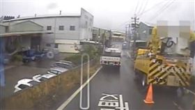 台中市大里區西柳街發生有台電人員上工程車作業，遭電擊意外。(圖／翻攝畫面)