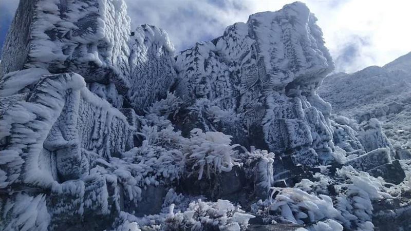 多圖／玉山雪山初雪！山友：雪白糖霜