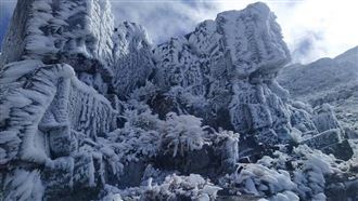 多圖／玉山雪山初雪！山友：雪白糖霜