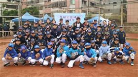 公益棒球訓練營前進桃園，邀請球星陳偉殷和王維中親身指導三光國小與大勇國小的小球員。（圖／展逸提供）
