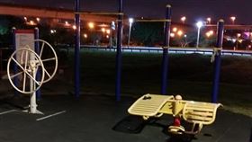 他公園拉單槓！黑狗暴衝咬私處「女竟親手安撫」（圖／翻攝自爆怨2公社臉書）