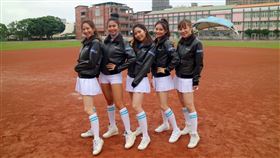 華航eMall推出最新一代飛行夾克3.0經典復古版，並祭出耶誕快閃活動價3600元。（圖／華航提供）