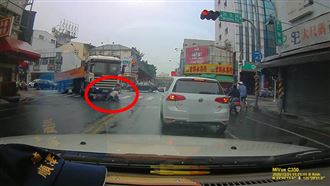 畫面曝！機車遭聯結車捲入　騎士命大