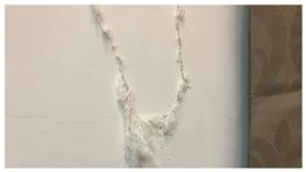  雨神頻繁造訪宜蘭，不僅民眾出入不方便，更有人發現，自家的白牆竟然長毛了！（圖／翻攝自「宜蘭知識＋」臉書社團）