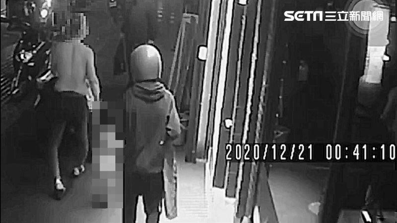 寒風攜男童赤裸逛大街　永和虎爸現身