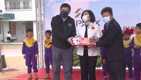 星宇航空董事長張國煒，捐贈3萬6千瓶機上蔬果汁給雲林縣國小學童。(圖／翻攝畫面)