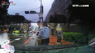 取締臨停爆衝突　學童母喊：警察打人