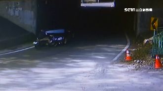 這是單行道！轎車一路逆向撞飛騎士