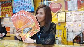 ▲台彩2000萬超級紅包刮刮樂，彩券行，刮刮樂。（圖／記者林辰彥攝影）