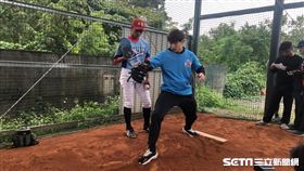 ▲阿斯貝克訓練營陳冠宇擔任教練指導。（圖／記者黃泓哲攝影）