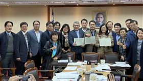 立院初審實價登錄地政三法　朝野立委合影立法院內政委員會21日初審通過實價登錄地政三法，明定成交案件門牌、地號完整揭露、預售屋全面納管、增訂查核權，同時加重相關罰則，並建立紅單納管機制，朝野立委在草案初審通過後合影留念。中央社記者陳俊華攝　109年12月21日