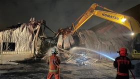 旭富製藥廠大火已熄  波及周邊殘火估22日撲滅桃園市蘆竹區旭富製藥公司工廠20日發生火警，21日中午再度發生爆炸，經過長時間搶救，目前剩被波及的桃園紙廠及鴻利國際針織有限公司進行最後殘火處理，預計22日撲滅。（桃園市政府消防局提供）中央社記者吳睿騏桃園傳真　109年12月21日