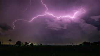 罕見放電奇觀！台中夜晚天空團團火光