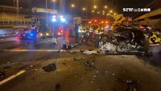 國道拖吊車排除事故　轎車未注意猛撞
