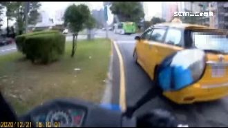 小黃逼車害撞分隔島　騎士神技保命