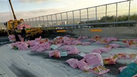 國道一號彰化系統回堵7公里，一輛滿載白米貨車沒綁好貨物過彎灑落肇禍。(圖／翻攝畫面)