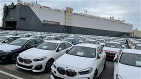 3000輛進口車運抵台中港（1）一艘滿載3000輛進口車的汽車船21日到達台中港，總價值約新台幣99億元，車輛卸貨後一字排開，相當壯觀。（台中港務分公司提供）中央社記者蘇木春傳真  109年12月21日