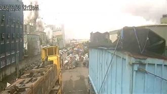 旭富屋頂掀開竄火　監視器曝爆炸瞬間