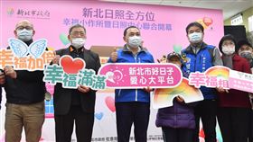 新北設小作所等場所  提供3合1身障服務新北市長侯友宜（左3）21日參加新莊幸福小作所暨日間照顧中心聯合開幕典禮，他表示，市府提供日間照顧中心、失能照顧中心及小作所3合1服務，持續照顧身心障礙人士。中央社記者王鴻國攝  109年12月21日