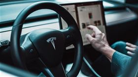 電動車大廠特斯拉21日加入標準普爾500指數，但投資人不捧場，終場股價重挫逾6%，淪為表現最糟的成分股。（圖取自Unsplash圖庫）