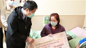 台南市長黃偉哲16日帶「支票手板」到醫院慰問。（圖／翻攝自黃偉哲臉書）