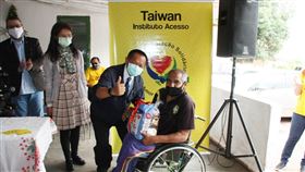 駐巴西代表張崇哲夫婦捐贈物資（1）駐巴西代表張崇哲夫婦（右2、右3）代表台灣政府捐贈生活物資包裹。（駐巴西代表處提供）中央社記者唐雅陵聖保羅傳真  109年12月22日