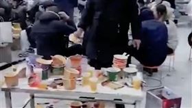 被1句話害慘！網紅景點「滿地泡麵碗」　員工在懸崖清垃圾（圖／翻攝自中國新聞周刊微博）