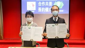 中市府與慈濟基金會簽署合作備忘錄台中市政府22日與財團法人中華民國佛教慈濟慈善事業基金會簽署合作備忘錄，由市長盧秀燕（左）與慈濟基金會執行長顏博文（右）共同簽署，宣示雙方持續推展慈善關懷及防災合作機制，並促進生態環保及公益人文推廣。中央社記者郝雪卿攝  109年12月22日