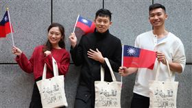 新北元旦升旗送文青帆布袋（1）新北市政府民政局22日表示，民國110年元旦升旗典禮主場在板橋區市府前的市民廣場，推出的紀念品將有別以往的運動毛巾，主打環保便民概念的文青帆布袋。（新北市府民政局提供）中央社記者黃旭昇新北傳真  109年12月22日