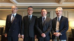 穎崴明年1月上市  看好上半年營運表現穎崴規劃2021年1月直接上市，看好明年上半年營運表現。圖左2為穎崴董事長王嘉煌。中央社記者鍾榮峰攝  109年12月22日