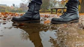 下雨,鞋子,潮濕,雨天,皮鞋,走路（圖／翻攝自Pixabay）