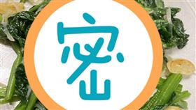 去除菠菜澀味，阿基師分享獨門秘方，就是添加馬鈴薯絲。藉由澱粉質化解草酸澀味。(圖／記者潘靚緯拍攝)