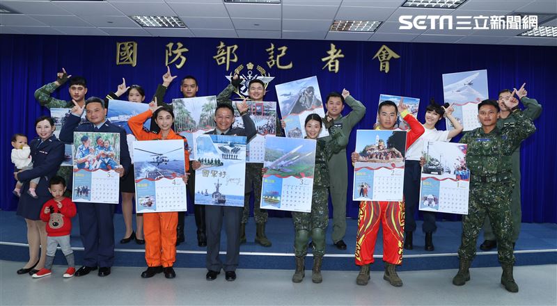 國防部發布國軍110年各軍種代表形象月曆。（記者邱榮吉/攝影）         