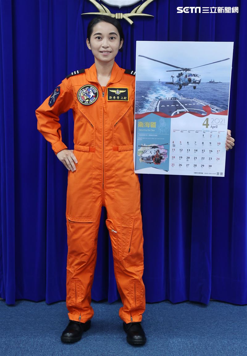 海軍反潛航空大隊首位定翼反潛直昇機許秀青上尉(4月份形象月曆代表)。（記者邱榮吉/攝影）    