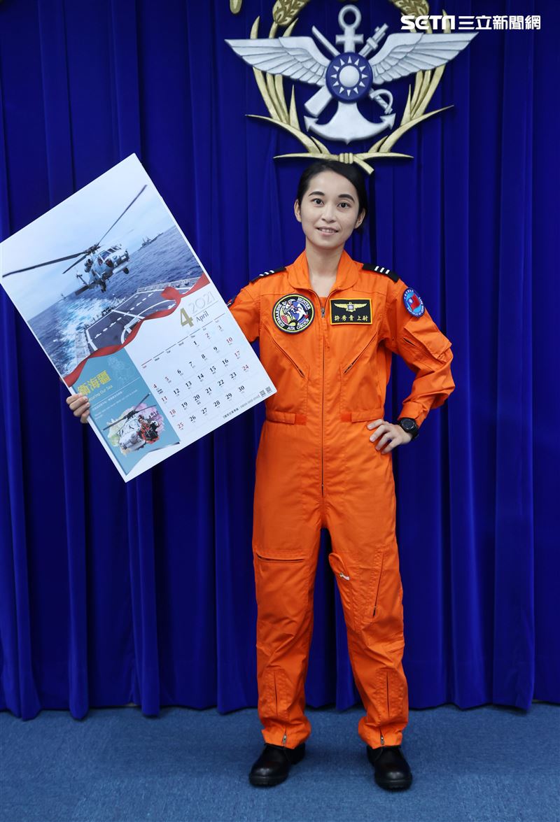 海軍反潛航空大隊首位定翼反潛直昇機許秀青上尉(4月份形象月曆代表)。（記者邱榮吉/攝影）    
