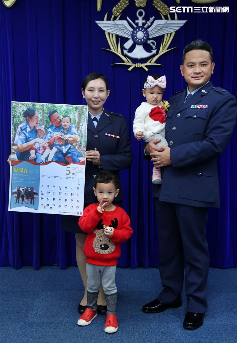 空軍官校陳慶修少校及空軍保指部李侃穎上尉夫婦全家福(5月份形象月曆代表)。（記者邱榮吉/攝影）            