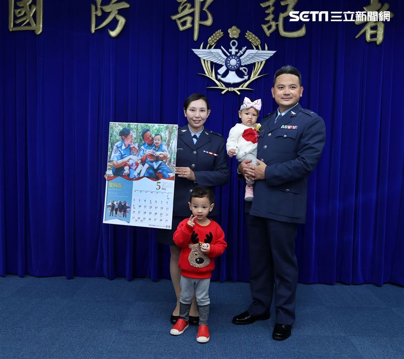 空軍官校陳慶修少校及空軍保指部李侃穎上尉夫婦全家福(5月份形象月曆代表)。（記者邱榮吉/攝影）            
