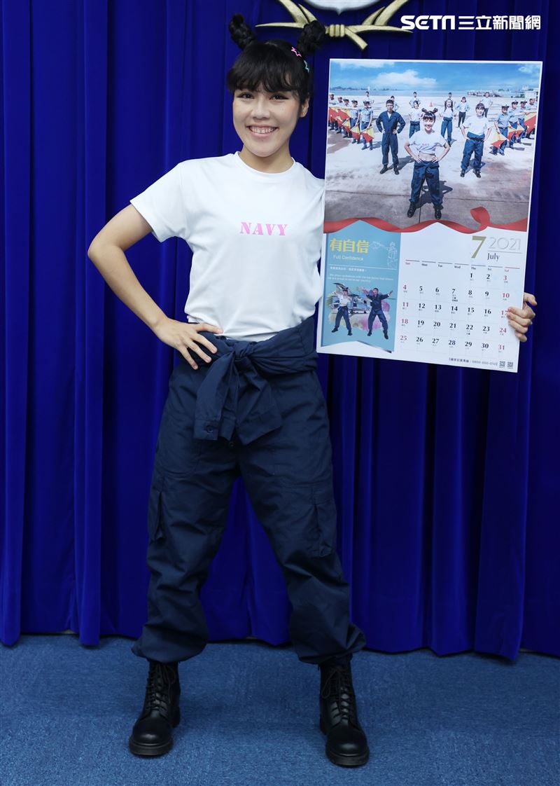 海軍反潛航空大隊陳以欣上士(7月份形象月曆代表)。（記者邱榮吉/攝影）      