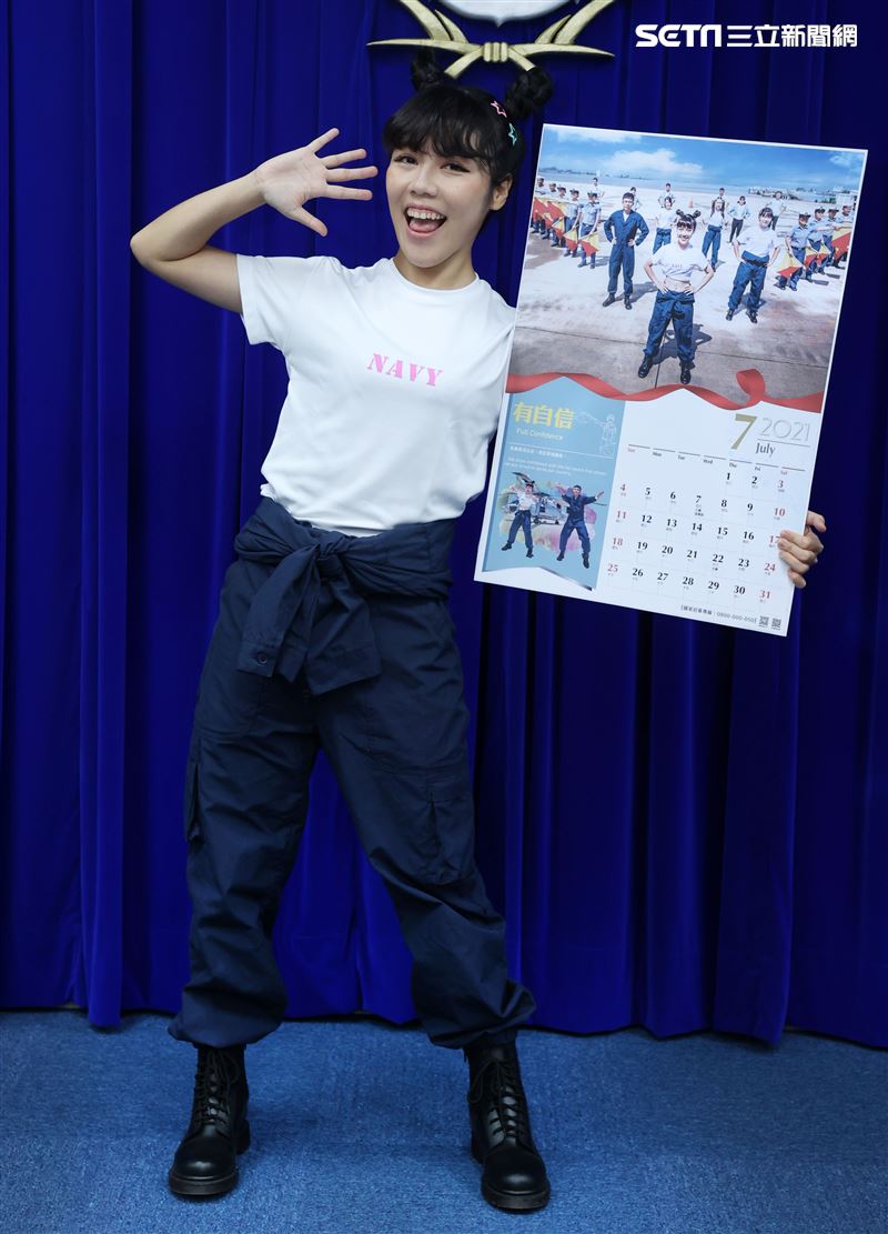 海軍反潛航空大隊陳以欣上士(7月份形象月曆代表)。（記者邱榮吉/攝影）      