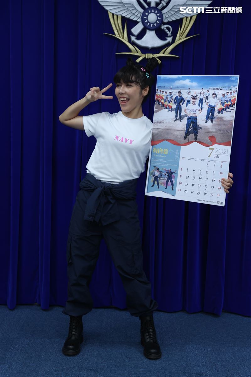 海軍反潛航空大隊陳以欣上士(7月份形象月曆代表)。（記者邱榮吉/攝影）      