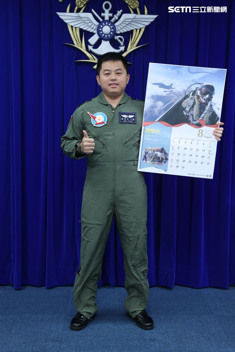 空軍4聯隊23作戰隊F16V戰機陳信全上尉(8月份形象月曆代表) )。（記者邱榮吉/攝影）         