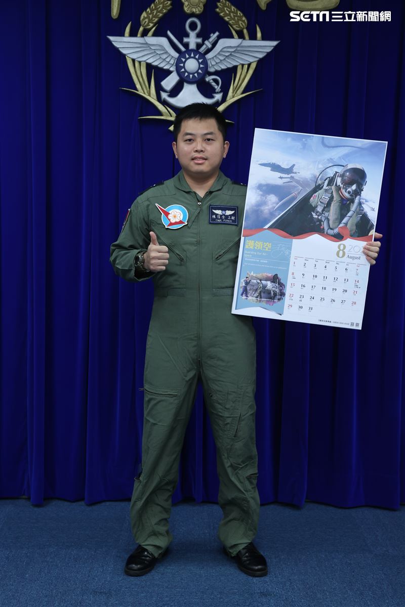 空軍4聯隊23作戰隊F16V戰機陳信全上尉(8月份形象月曆代表) )。（記者邱榮吉/攝影）         