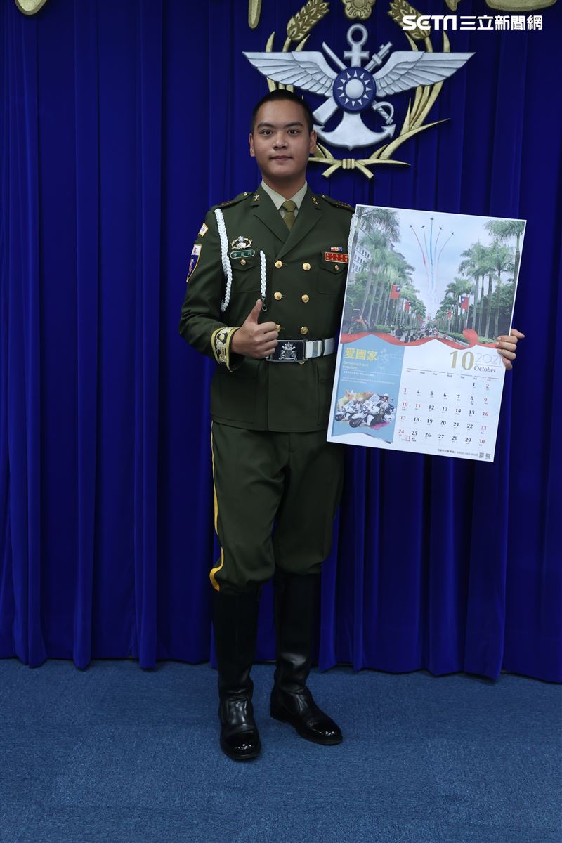 憲兵指揮部快反連陳俊燁下士(10月份形象月曆代表) )。（記者邱榮吉/攝影）           