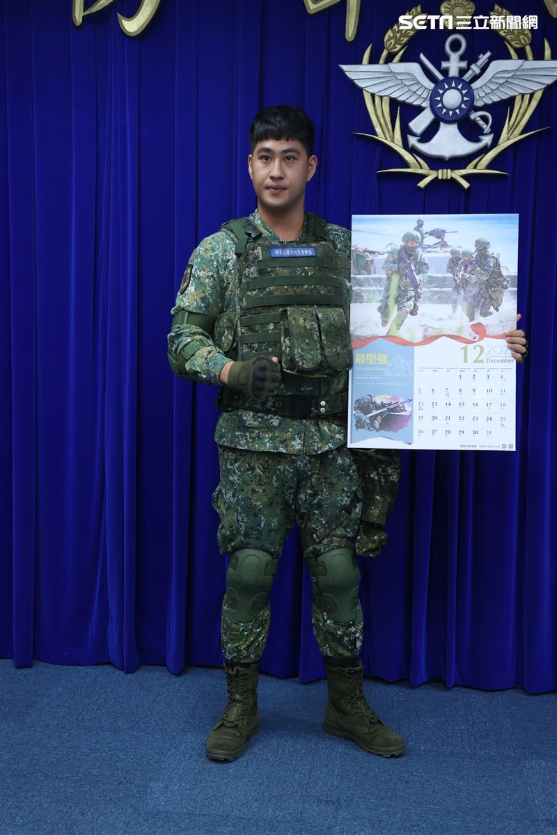 陸軍花防部機步營機步2連高健庭上兵(12月份形象月曆代表) )。（記者邱榮吉/攝影）               