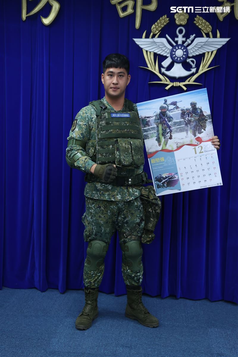 陸軍花防部機步營機步2連高健庭上兵(12月份形象月曆代表) )。（記者邱榮吉/攝影）               