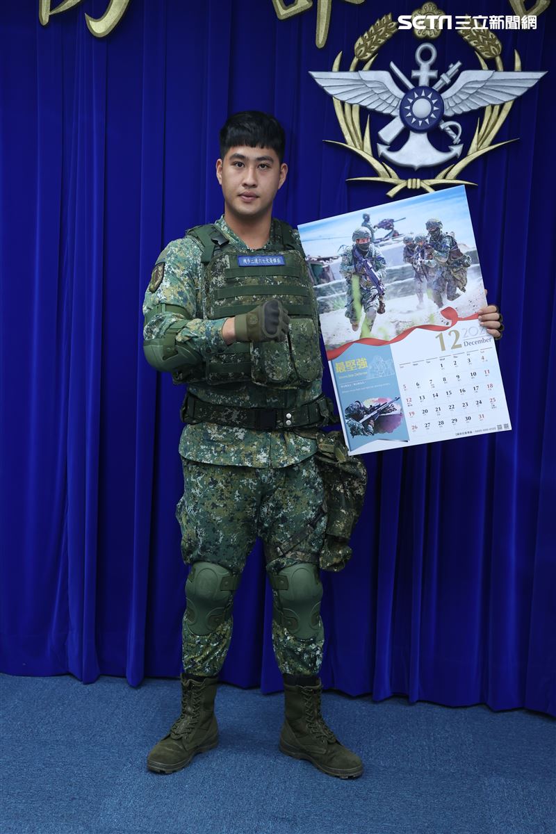陸軍花防部機步營機步2連高健庭上兵(12月份形象月曆代表) )。（記者邱榮吉/攝影）               