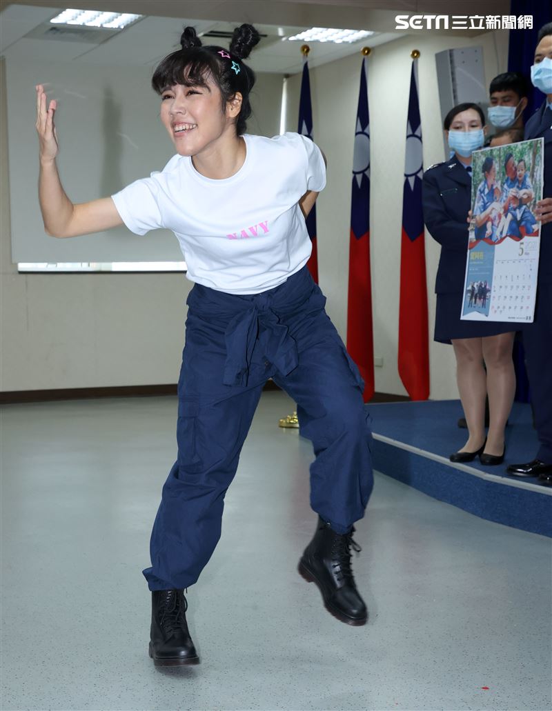 海軍反潛航空大隊陳以欣上士(7月份形象月曆代表)。（記者邱榮吉/攝影）      