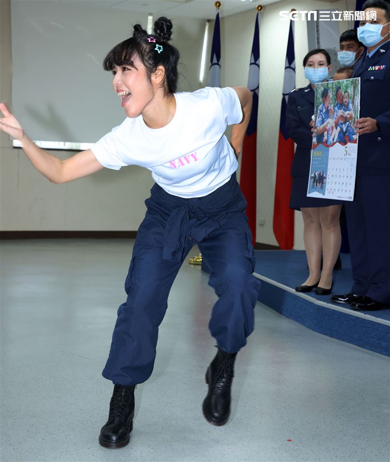 海軍反潛航空大隊陳以欣上士(7月份形象月曆代表)。（記者邱榮吉/攝影）      