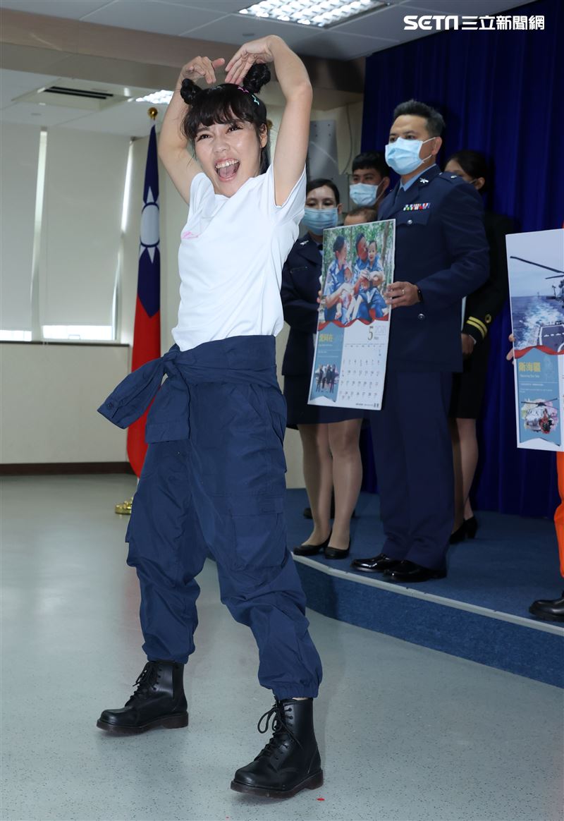 海軍反潛航空大隊陳以欣上士(7月份形象月曆代表)。（記者邱榮吉/攝影）      