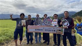 花蓮青農稻田轉種蕎麥　發展新契機花蓮玉里鎮青農謝銘鍵（左）與一群農友將部分稻田轉種蕎麥，2年來收穫有成；農糧署東區分署長徐煇妃（左4）赴蕎麥田區給予鼓勵，樂見花東縱谷種植雜糧作物新契機。中央社記者李先鳳攝  109年12月22日